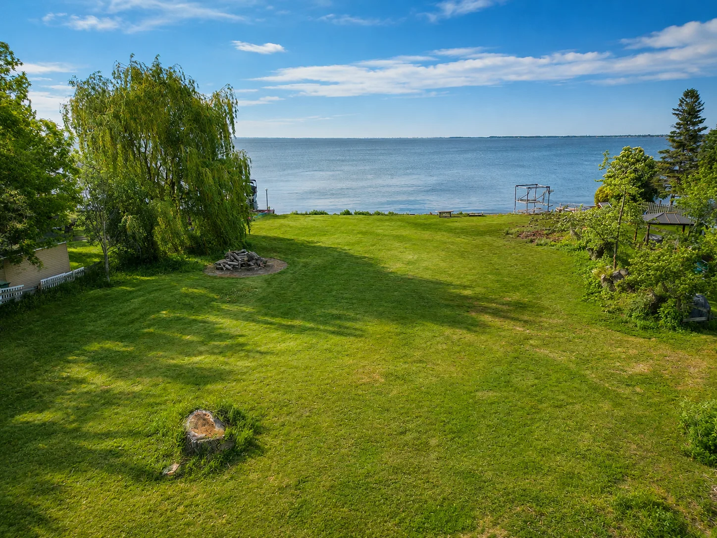 Vue aérienne du terrain riverain du 133 38e Avenue, Sainte-Barbe, sur le lac Saint-François