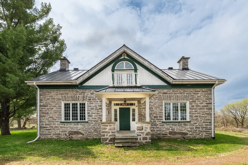 Propriété centenaire du 3068 montée de Powerscourt, bordée par la rivière Châteauguay